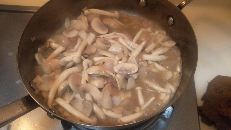 奶油鸡腿蘑菇汤🥘,中小火慢慢翻炒,不一会儿,蘑菇遇热就会出汁把鸡腿是留下来的味道翻炒进去。