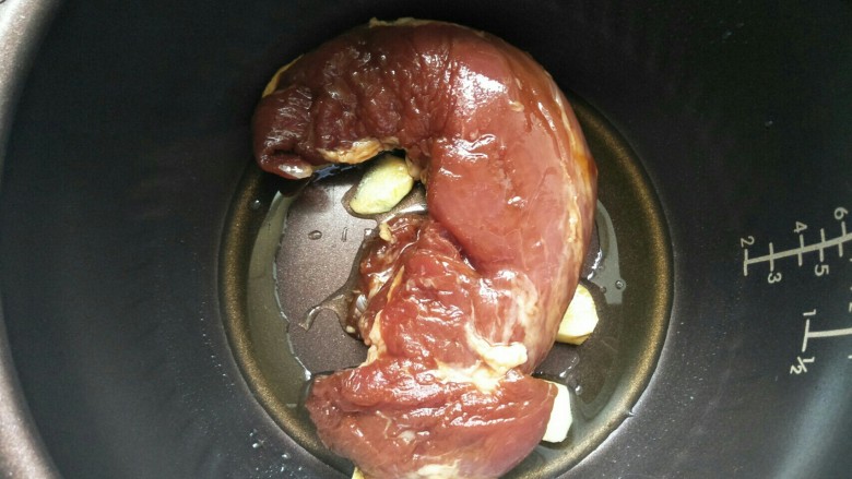 瘦叉烧,待油温热放入腌制好的肉,盖好盖子煮。