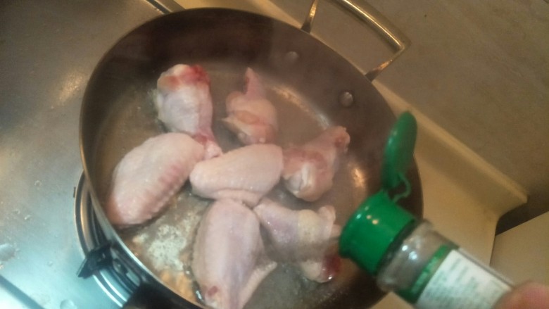 奶油鸡腿蘑菇汤🥘,放一点盐,放一点胡椒,调一下调味。
