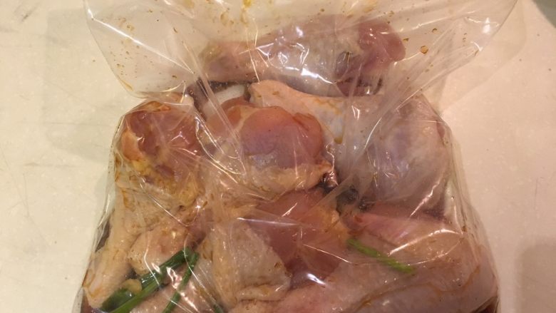 柠檬鸡腿,装进拉链袋里,搓揉搓揉,腌20分钟