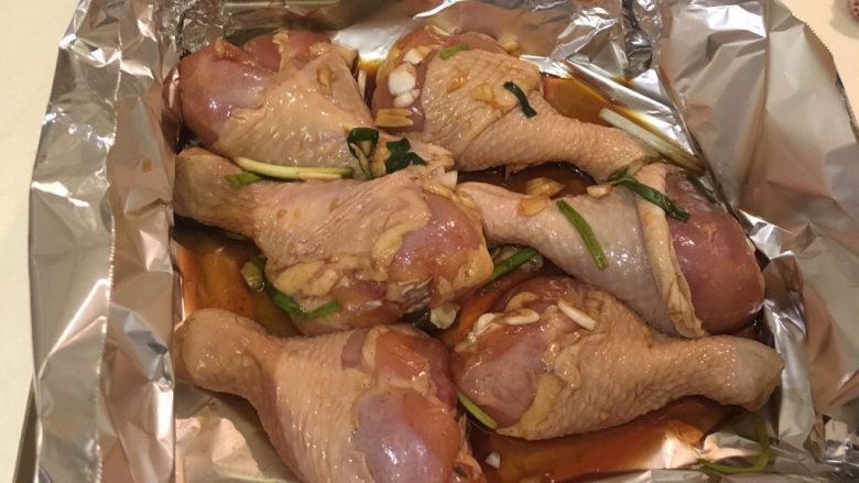 柠檬鸡腿,烤盘准备好!鸡腿连腌料一起放上去