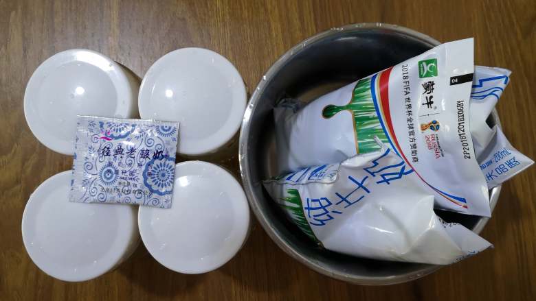 自制烤箱版酸奶,原料:<a style='color:red;display:inline-block;' href='/shicai/ 13431'>纯牛奶</a>、酸奶菌、耐高温玻璃瓶、不锈钢盆。