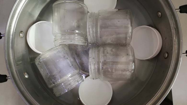 自制烤箱版酸奶,锅中加入水烧开,玻璃瓶进行消毒。