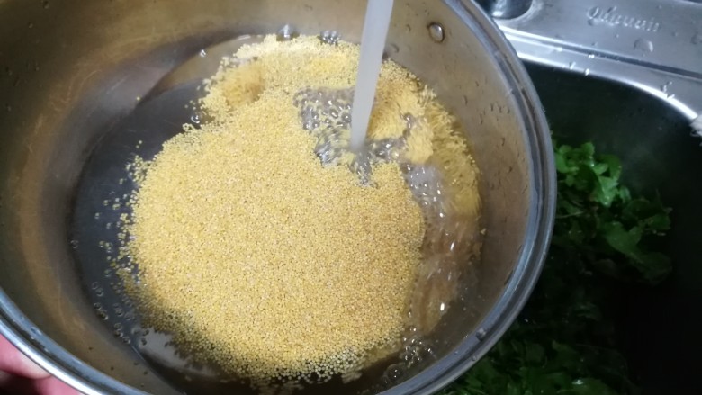 这碗粥山海结合,促进消化降血压,还可防癌呢,淘洗干净