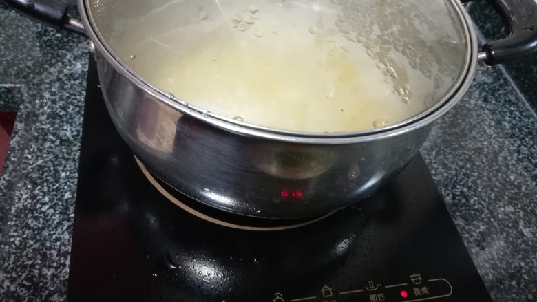 这碗粥山海结合,促进消化降血压,还可防癌呢,盖上锅盖焖煮,准备其他食材