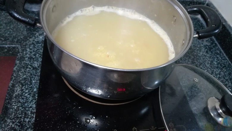 这碗粥山海结合,促进消化降血压,还可防癌呢,水开后打开锅盖,防止溢出