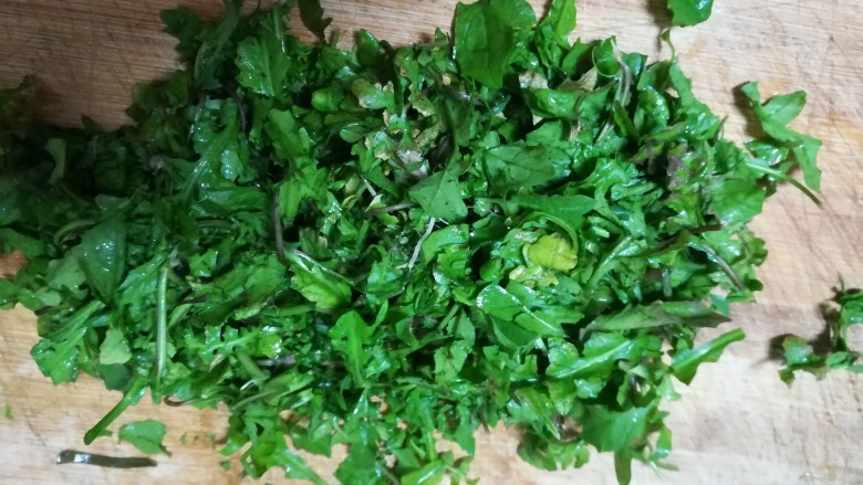 这碗粥山海结合,促进消化降血压,还可防癌呢,切碎荠菜