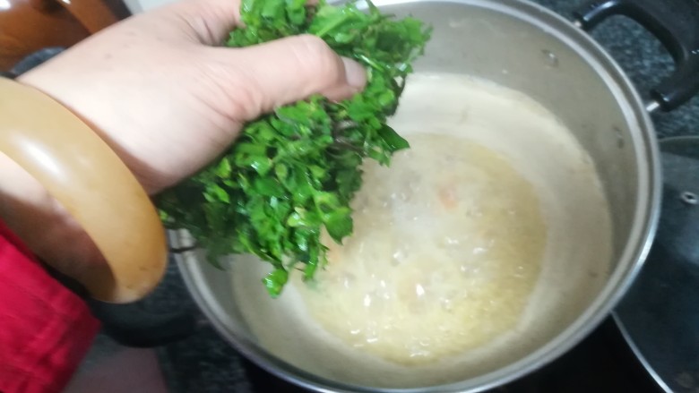 这碗粥山海结合,促进消化降血压,还可防癌呢,小米粥浓稠后加入荠菜