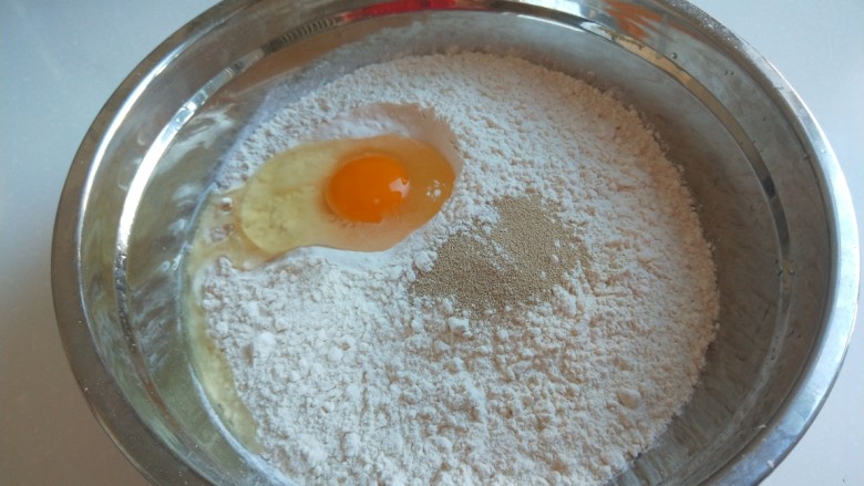 新文美食 翡翠酱肉包,<a style='color:red;display:inline-block;' href='/shicai/ 519'>面粉</a>300克,加入一个鸡蛋,3克酵母。