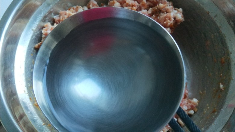 新文美食 翡翠酱肉包,猪<a style='color:red;display:inline-block;' href='/shicai/ 5353'>肉馅</a>250克,加入一勺水搅拌均匀。
