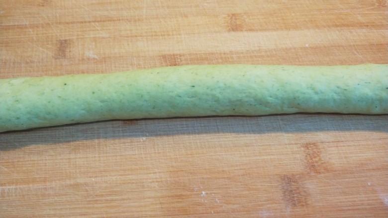 新文美食 翡翠酱肉包,搓成长剂子。