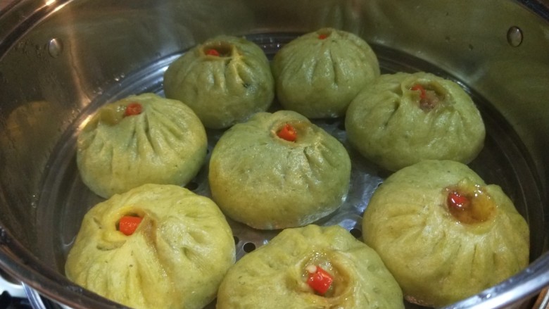 新文美食 翡翠酱肉包,蒸好的包子辣椒的辣味儿也深入肉馅中,辣度刚刚好。
