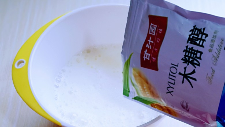 红丝绒草莓奶油蛋糕卷~下午茶必备甜品,蛋白打发,往蛋白里加入柠檬汁(<a style='color:red;display:inline-block;' href='/shicai/ 715'>白醋</a>也可以)电动打蛋器将蛋白高速打发至呈现鱼眼泡。 加入三分之糖,继续高速打发,蛋清泡消失,细腻时再加入三分之一的糖,继续打发。