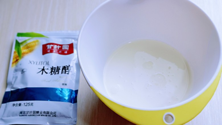 红丝绒草莓奶油蛋糕卷~下午茶必备甜品,做奶油,将奶油倒入深口的器具中,加入木糖醇糖,启动电动打蛋器先中速打发,奶油粘稠时高速打发至8成即可。(木糖醇甜度接近蔗糖,口感清凉,适合不易多吃糖的人群)