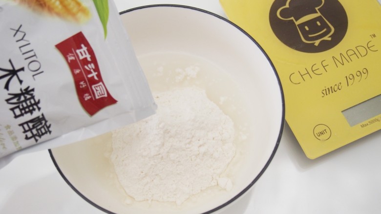 玫瑰酥饼,加入木糖醇,揉成光滑的面团,盖上保鲜膜静置半小时。