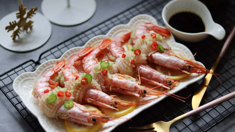 柠檬蒸红虾,年夜饭食谱,快来学做吧。过年露一手