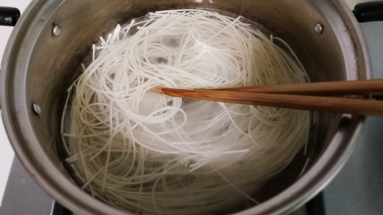 蒸烤鸡胸黄瓜拌面,用筷子拨散,烧开放入少许冷水再烧至没有白心
