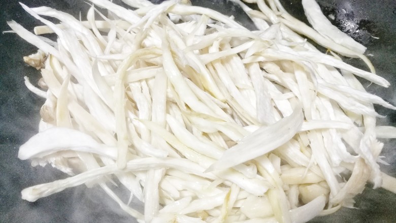 比肉还好吃的手撕杏鲍菇,热锅热油,下杏鲍菇炒软。