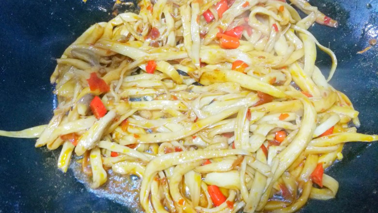 比肉还好吃的手撕杏鲍菇,翻炒均匀,大火收汁。