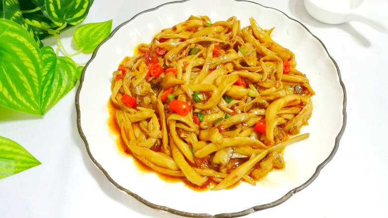 比肉还好吃的手撕杏鲍菇,起锅装盘,撒上葱花,肉肉的感觉,两根秒光盘。