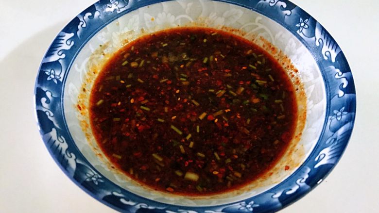 私房酸辣粉,调出配料汤,盐,生抽,醋,橄榄油,妈妈牌<a style='color:red;display:inline-block;' href='/shicai/ 852'>辣椒油</a>,鸡精,少许葱花和香菜梗,放入大骨汤或面汤,确实都没有,就用开水,味调出来了,吃起来一样的美味,当然如果是大骨汤会更美味的。醋的多少可多可少,看个人口味。