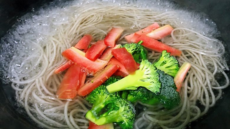 私房酸辣粉,放入西兰花、胡萝卜断生,粉条煮至透明,西兰花、胡萝卜煮熟。