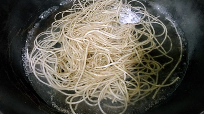 私房酸辣粉,锅中加水烧开,放入粉条。