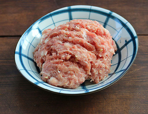白萝卜丝肉丸汤,把猪后腿肉与生<a style='color:red;display:inline-block;' href='/shicai/ 37'>姜</a>一起剁成肉糜;