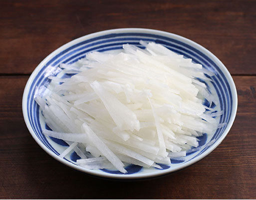 白萝卜丝肉丸汤,<a style='color:red;display:inline-block;' href='/shicai/ 26'>白萝卜</a>去皮切成丝;