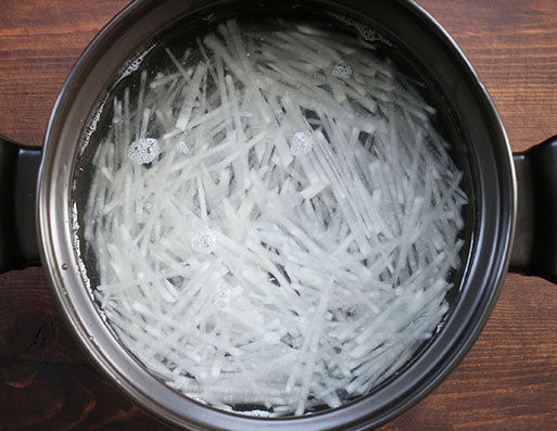 白萝卜丝肉丸汤,萝卜丝凉水下锅(一定要凉水下锅,这样汤才清甜);