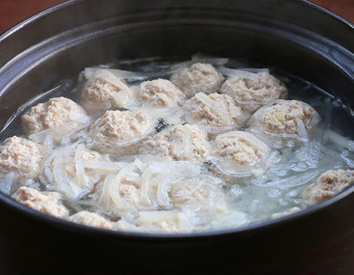 白萝卜丝肉丸汤,开小火把肉馅儿团成丸子全部下锅,改成中小火,煮至丸子浮起后,把浮沫撇掉,再煮5、6分钟(根据丸子大小调整时间);