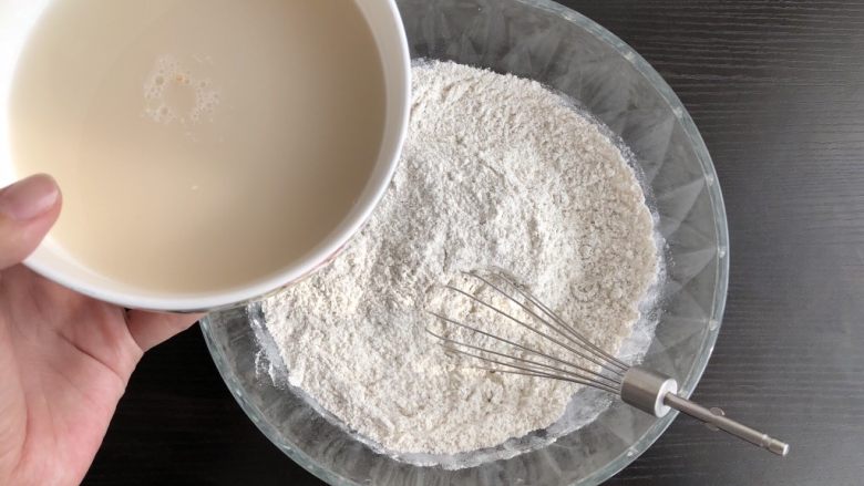 黑麦发糕,酵母水倒入面粉中,边倒边搅拌