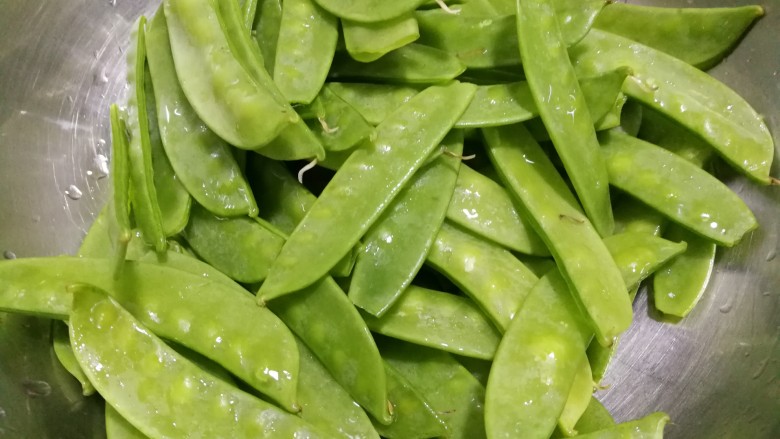 肉炒荷兰豆香菇,<a style='color:red;display:inline-block;' href='/shicai/ 81'>荷兰豆</a>去除根部撕去丝络,洗净。
