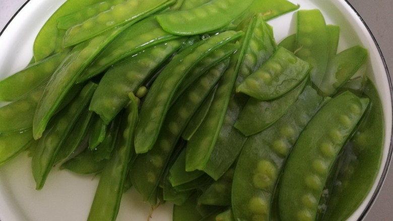 肉炒荷兰豆香菇,焯熟的荷兰豆用冷水过一下,控干水。