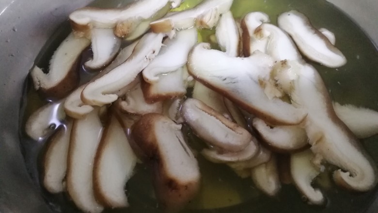 肉炒荷兰豆香菇,再将香菇片焯2分钟。焯熟后同样用冷水冲洗一下,用手攥干水。