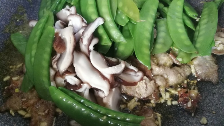 肉炒荷兰豆香菇,放入荷兰豆,香菇。