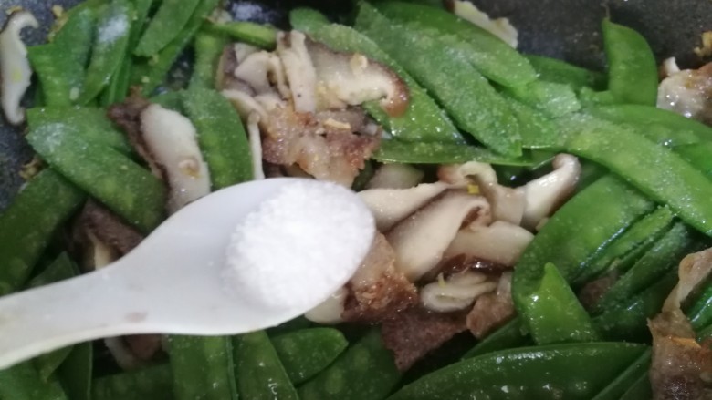 肉炒荷兰豆香菇,再放入半小勺盐。