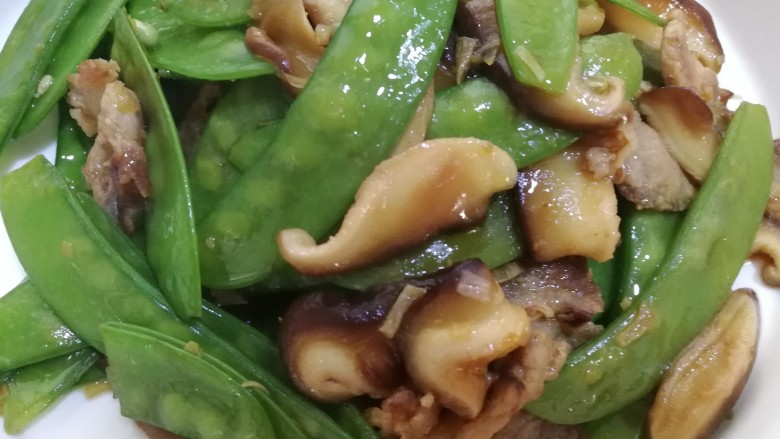 肉炒荷兰豆香菇,出锅装盘,色香味儿俱全,荷兰豆翠绿,脆嫩,肉片儿酥香,营养健康。
