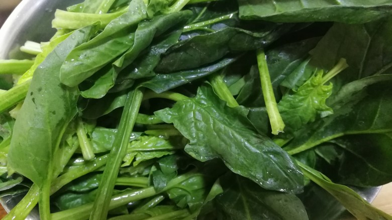 菠菜鸡蛋饼(无面粉),鲜嫩<a style='color:red;display:inline-block;' href='/shicai/ 117'>菠菜</a>一把,去根部用水洗净。