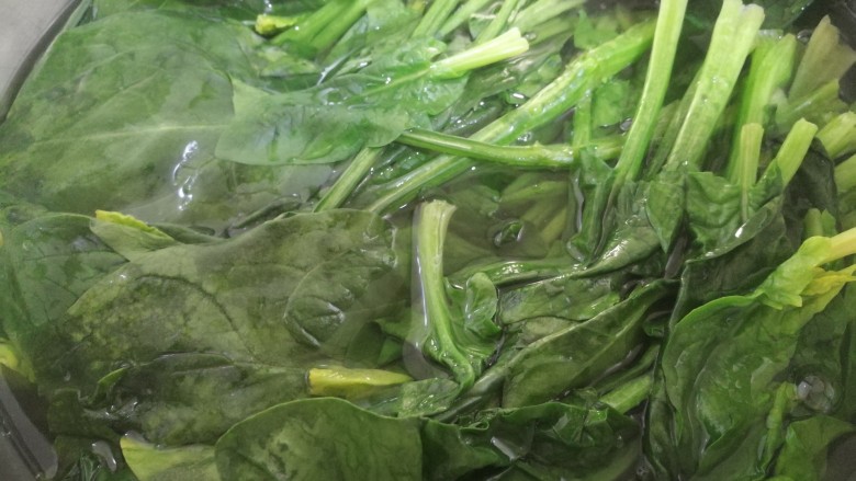 菠菜鸡蛋饼(无面粉),锅烧热水下菠菜打焯,