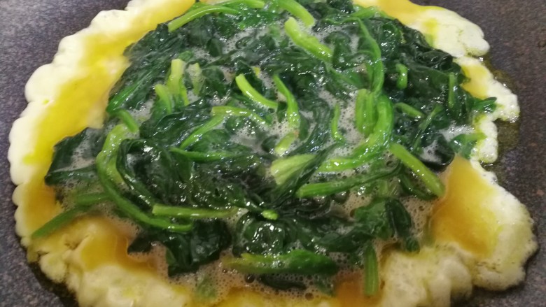菠菜鸡蛋饼(无面粉),将搅匀的鸡蛋菠菜倒入,小火慢慢煎