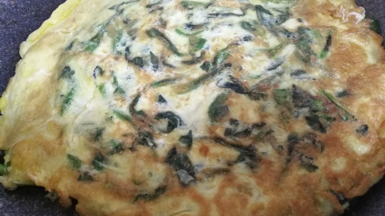 菠菜鸡蛋饼(无面粉),翻面,直至两面都熟,用小火。