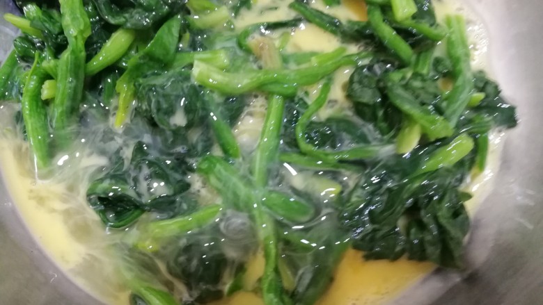 菠菜鸡蛋饼(无面粉),将蛋液倒入装菠菜的小盆,