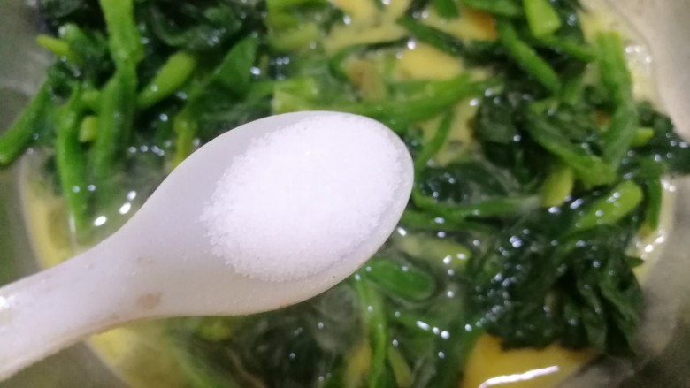 菠菜鸡蛋饼(无面粉),放半小勺盐，