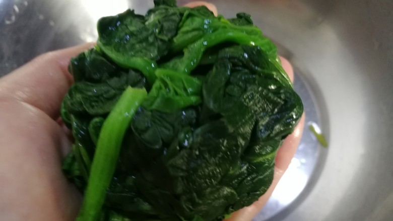 菠菜鸡蛋饼(无面粉),用手攒干水,这样一团,可做一盘。