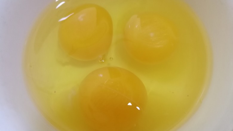菠菜鸡蛋饼(无面粉),打入碗里,用筷子打散,