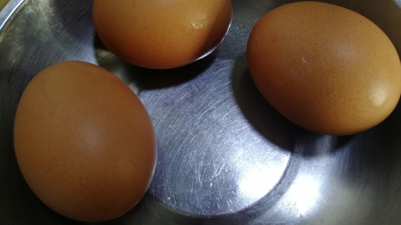 菠菜鸡蛋饼(无面粉),准备三个<a style='color:red;display:inline-block;' href='/shicai/ 9'>鸡蛋</a>,