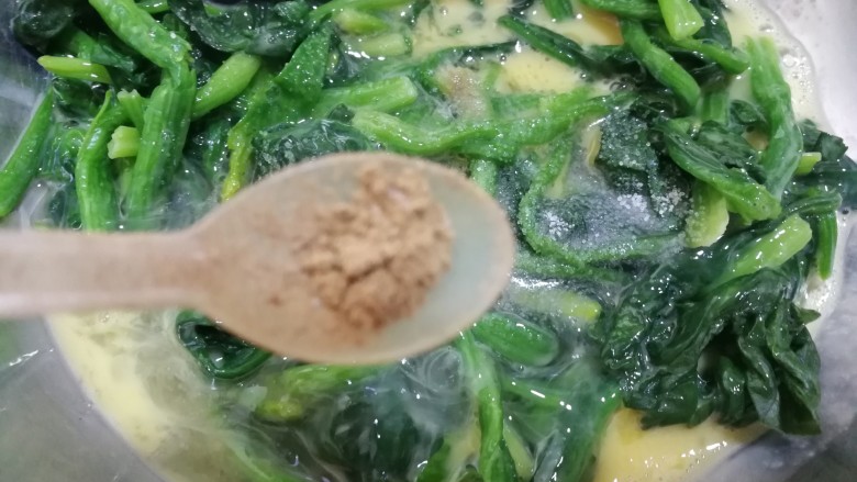 菠菜鸡蛋饼(无面粉),一点<a style='color:red;display:inline-block;' href='/shicai/ 829'>十三香</a>,搅匀。
