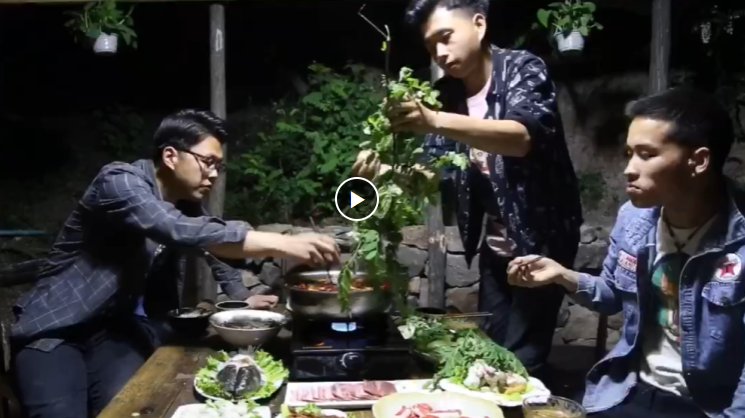 在自己搭的亭子下煮一顿槐花火锅