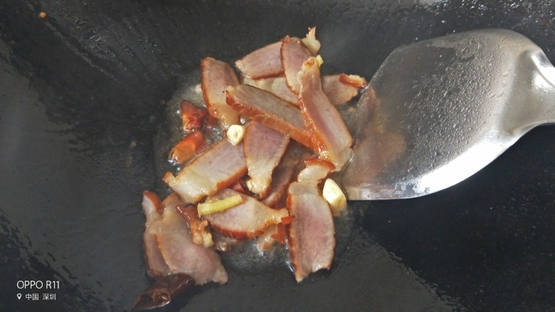 鱼腥草炒腊肉,放入腊肉煸炒,把腊肉肥的部分炒出油